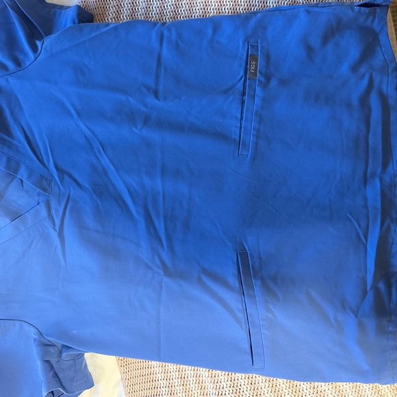 FIGS ceil blue casma three pocket top - Picture 5 of 5